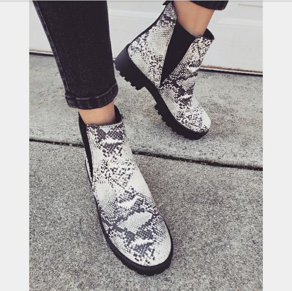 The Reign// snake print boot - Picture 4 of 5